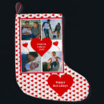 Foto Collage Familie Gepersonaliseerde Rode Harten Kleine Kerstsok<br><div class="desc">Geef uw familiekollage-foto's een persoonlijk tintje met uw naam en datum op dit rode hartenpatroon en foto's van de kerstbezetting. De familiefoto's zijn voorbeelden, veranderen ze voor je zelf wanneer je het personaliseert. Als er een geel waarschuwingssymbool is, betekent het uw foto te klein is. Of voeg een grotere foto...</div>