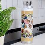 Foto Collage Geometrische Hexagon 28 Afbeelding 22 Waterfles<br><div class="desc">Creëer uw eigen 22oz geïsoleerde drink fles met een geometrische zeshoek stijl fotocollage. De fotosjabloon is ingesteld voor u om 28 van uw afbeeldingen van familie en vrienden, huisdieren, vakanties etc. toe te voegen. Uw foto's worden weergegeven in de zeshoekige vormen, zoals een wand van honingraat. Het patroon is gekleurd...</div>