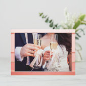 Foto Coral Roze Gestreepte bruiloft Dank u kaart (Staand voorkant)