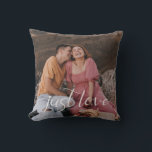 Foto Couple Just Love Script Kussen<br><div class="desc">Het ontwerp kenmerkt uw beste foto met het moderne hartmanuscript "enkel van de Liefde",  en een bijsterend natuurlijk toonlinnen effect op rug. Ideaal cadeauidee voor nieuwigheden,  huisverwarming,  jubileum en nog veel meer.</div>