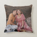 Foto Couple Just Love Script Kussen<br><div class="desc">Het ontwerp kenmerkt uw beste foto met het moderne hartmanuscript "enkel van de Liefde",  en een bijsterend natuurlijk toonlinnen effect op rug. Ideaal cadeauidee voor nieuwigheden,  huisverwarming,  jubileum en nog veel meer.</div>