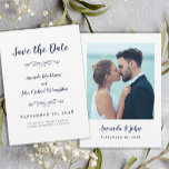 Foto Delicate Script Romantic Calligraphy Blue Save The Date<br><div class="desc">Elegant, delicaat sparen de datumkaarten in mooi romantisch blauw en wit van de marine zijn klassiek, formeel en tijdloos. Met een romantisch ontwerp zonder grenzen kunt u eenvoudig de papieren vorm kiezen voor de aankondiging van uw verloving. Één kant van het ontwerp kenmerkt een moderne sjabloon om de foto van...</div>