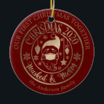 Foto door de firma Christmas pandemic masked merry Keramisch Ornament<br><div class="desc">decoratief vakantie-ornament met faux Gold folie script voor dit pandemiejaar en decoratieve zwanen op twee verschillende achtergronden,  rood en gebuffel. omcirkelde informatie is in een elegant lettertype klaar voor uw aanpassing samen met uw foto op de achterzijde</div>