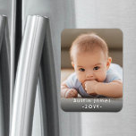 Foto & eenvoudig White Text Unique Modern Keepsake Magneet<br><div class="desc">Viel de eenvoudige grappen van het gezin met een aangepast fotomagneet. Al tekst is gemakkelijk aan te passen voor om het even welke gelegenheid. Het ontwerp biedt een moderne, minimalistische lay-out, een , geïnspireerde decotypografie en één favoriete afbeelding van uw keuze. Deze sjabloon is opgezet voor een baby, maar kan...</div>