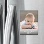 Foto & eenvoudige witte tekst Stijlvolle moderne s Magneet<br><div class="desc">Geef het geschenk van speciale herinneringen met een stijlvolle aangepaste foto rechthoekige magneet. Deze sjabloon is opgezet voor een baby, maar is gemakkelijk te personaliseren met de naam van een familie, vriend of huisdier, de monografische initialen van een bruidspaar of elke formulering van uw keuze. De kleuren en lettertypestijl kunnen...</div>