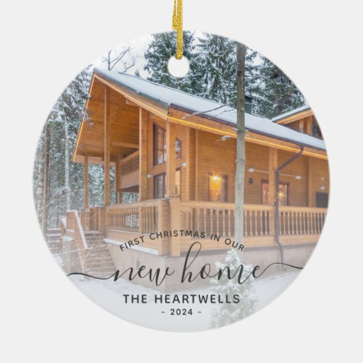 Foto Eerste Kerst Nieuwe Home Grijs Script 2024 Keramisch Ornament (Achterkant)