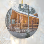 Foto Eerste Kerst Nieuwe Home White Script 2024 Keramisch Ornament<br><div class="desc">Herdenking van je eerste kerstfeest in je nieuwe huis met dit mooie ornament van de moderne keepslag. De witte tekst leest "Eerste Kerstmis in ons nieuwe huis, "met de woorden "nieuw huis"in elegant handschrijvend manuscript met flourishes vóór en na. Vervang het afbeelding van de steekproef met een foto van uw...</div>