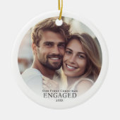 Foto Eerste kerst verloofd gepersonaliseerd Keramisch Ornament (Voorkant)