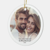 Foto Eerste kerst verloofd gepersonaliseerd Keramisch Ornament (Links)