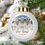 Foto Eerste Kerstmis Nieuw Huis Roos Goud Script Keramische Bal Ornament<br><div class="desc">Herdenk uw eerste kerstdagen in uw nieuwe huis met dit prachtige moderne aandenken ornament. De tekst luidt "First Christmas in our new home", met de woorden "new home" in elegant roos gouden faux folie script. Vervang het voorbeeld afbeelding door een foto van uw nieuwe huis en voeg de achternaam van...</div>
