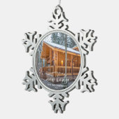Foto Eerste Kerstmis Nieuw Thuis Witte Script Tin Sneeuwvlok Ornament (Rechts)