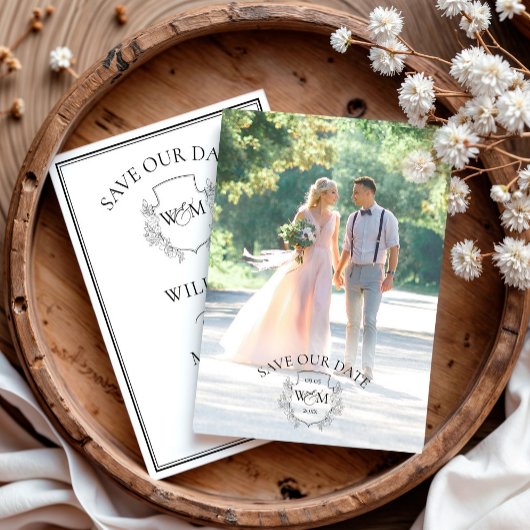 Foto Elegant Crest Monogram Save The Date