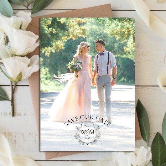 Foto Elegant Crest Monogram Save The Date