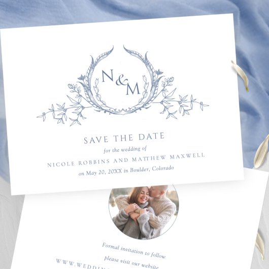 Foto: Elegant Dusty Blue Monogram Wedding Save The Date