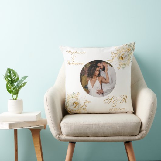 Foto Elegant Goud Wit Bloemen Monogram Bruiloft Kussen (Stoel)