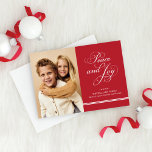 Foto Elegant Red Peace and Joy Script Feestdagenkaart<br><div class="desc">Een stijlvol en eigentijds wenskaart heeft een verticaal fotodisplay en "Peace and Joy" in een decoratief script lettertype aan de voorkant,  en een patroon van diagonale strepen aan de achterkant. Rode en witte ontwerpkleuren.</div>