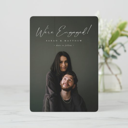 Foto Elegant White Hand Geschreven Script Verlovin Aankondiging (Staand voorkant)