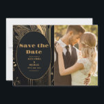 Foto Elegante Art Deco Peacocks Bruiloft Save The Date<br><div class="desc">Introductie van onze foto Elegante Art Deco bruiloft Save the Date! Deze kaart combineert naadloos de glamour van de Art Deco stijl met een persoonlijke touch. Het ingewikkelde Art Deco ontwerp voegt een weelderig en stijlvol element toe aan uw save-the-date kaart, waardoor een sfeer van luxe en verfijning ontstaat. Wat...</div>