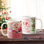 Foto Elegante Floral Baby's Eerste Kerstmis Koffiemok<br><div class="desc">Vier de eerste Kerstmis van je baby elke ochtend met een vleugje elegantie en vreugde. Onze foto Elegant Floral Baby's First Christmas Coffee Mok is de perfecte mix van schoonheid en sentimentaliteit, waardoor elke slok een herinnering is aan deze speciale mijlpaal.: Elegant Floral Design: versierd met ingewikkelde, handgetekende bloemmotieven, voegt...</div>