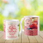Foto Elegante Floral Baby's Eerste Kerstmis Koffiemok<br><div class="desc">Vier de eerste Kerstmis van je baby elke ochtend met een vleugje elegantie en vreugde. Onze foto Elegant Floral Baby's First Christmas Coffee Mok is de perfecte mix van schoonheid en sentimentaliteit, waardoor elke slok een herinnering is aan deze speciale mijlpaal.: Elegant Floral Design: versierd met ingewikkelde, handgetekende bloemmotieven, voegt...</div>