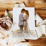 Foto Elegante Kalligrafie Bruiloft Save the Date Kaart<br><div class="desc">Voor meer uitnodigingsopties,  zie het complete collectie voor kalligrafie: https://www.zazzle.com/collections/whimsical_elegant_calligraphy-119723660555986269?rf=238296117664346256 Dit ontwerp meet 5 x 7 inch / 12, 7 x 17, 8 cm en is ideaal voor huwelijksuitnodigingen. Voeg een bijpassende rsvp toe om je look compleet te maken</div>