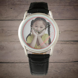 Foto en naam in rood met rood lijst horloge