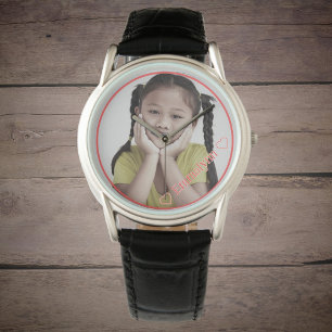 Foto en naam in rood met rood lijst horloge