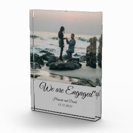 Foto en naam van verloving Couple Gray