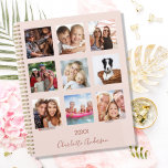 Foto familie collage roos gouden blush roze 2025 planner<br><div class="desc">Maak je eigen unieke familiefoto collage als cadeau voor je moeder, vrouw of jezelf. Gebruik vier, 9 van je favoriete foto's van je familie, vrienden, droomreisbestemming of huisdier! Personaliseer en voeg een naam en een jaar toe. De naam is geschreven met een modern handschrift. Roos goud, blush roze achtergrond, donker...</div>