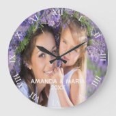 Foto familie kinder vrouw tekstroman grote klok (Voorkant)