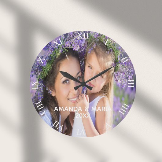 Foto familie kinder vrouw tekstroman grote klok