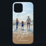 Foto Familienaam Joy Otterbox Hoesje<br><div class="desc">Viel je gezin met dit aangepaste iPhone 12 hoesje. Het heeft een fotosjabloon en het woord Joyful in elegante typografie. Pas het aan door de foto met één van uw te vervangen en jouw naam toe te voegen.</div>
