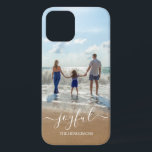 Foto Familienaam Joy Otterbox Hoesje<br><div class="desc">Viel je gezin met dit aangepaste iPhone 12 hoesje. Het heeft een fotosjabloon en het woord Joyful in elegante typografie. Pas het aan door de foto met één van uw te vervangen en jouw naam toe te voegen.</div>