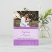 Foto: Fleur De Lis stijl paarse trouwuitnodiging Kaart (Staand voorkant)