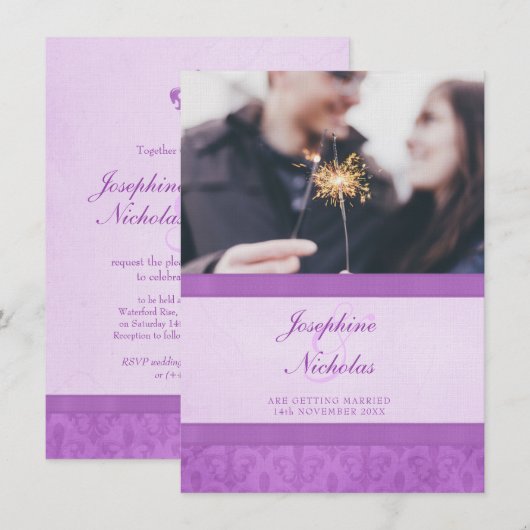 Foto: Fleur De Lis stijl paarse trouwuitnodiging Kaart (Voorkant / Achterkant)