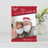 Foto Funny Baby Het is Covid Buiten Kerstrood Feestdagenkaart (Staand voorkant)