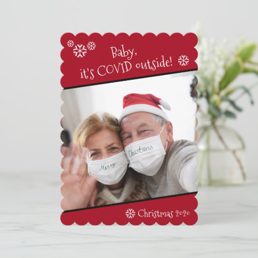 Foto Funny Baby Het is Covid Buiten Kerstrood Feestdagenkaart (Staand voorkant)