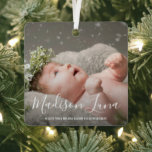 Foto geboortedatum baby's eerste kerstmis metalen ornament<br><div class="desc">De moderne kerstversiering van de geboorteaankondiging met twee van uw favoriete foto's en elegante typografie. De voorzijde heeft de naam van de baby in een groot formaat witte handschrijvende doopvont over uw favoriete volledige aftapfoto. De achterkant heeft het tweede afbeelding samen met de geboortenstats van baby's in het zwart op...</div>