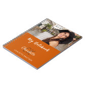 Foto gebrande oranje monogram naam notitieboek (Linkerzijde)