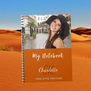 Foto gebrande oranje monogram naam notitieboek