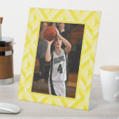 Foto Geel Drietonige Diamant Patroon Reclamebord Met Voetstuk (Insitu)