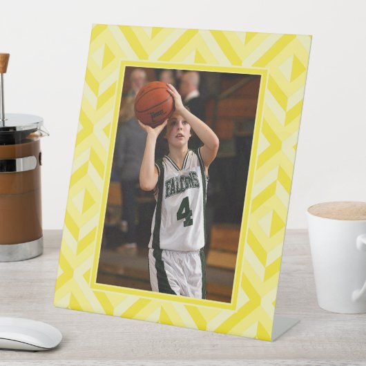 Foto Geel Drietonige Diamant Patroon Reclamebord Met Voetstuk (Insitu)