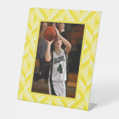 Foto Geel Drietonige Diamant Patroon Reclamebord Met Voetstuk (Voorkant)