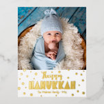 Foto Gelukkig Chanoeka Modern Whimsical Echt Goud Folie Feestdagen Briefkaart<br><div class="desc">"Happy Hanukkah." Fun, speels, knappe handgemaakt echte gouden folie typografie en een willekeurige ster van David patroonbedekking een schone, witte achtergrond. Voeg de foto van uw keuze toe en help ons in Hanukkah met dit verbluffende, kleurrijke, persoonlijke echte gouden folie begroetende briefkaart. Uw douanenota, getypt of met de hand geschreven,...</div>