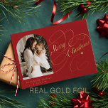 Foto gepersonaliseerd Merry kerstscript gold Folie Feestdagenkaart<br><div class="desc">Elegant stijlvol Merry kerst echte gouden klassieke kalligrafiescript familiekaart foto rode feestkaart met aangepaste tekst aan beide zijden. GELIEVE OPMERKING TE MAKEN dat de achtergrondkleur bewerkbaar is. U kunt het veranderen nadat u de optie AANPASSEN onder het PERSONALIZE IT-menu hebt geselecteerd. Als u zich niet gemakkelijk voelt veranderend het, te...</div>