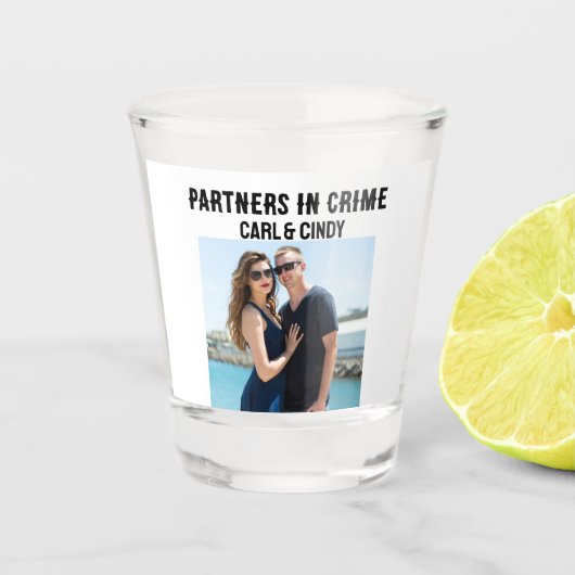 FOTO GESCHOTEN BRIL PARTNERS IN CRIMINALITEIT GRAP SHOT GLAS (Voorkant)