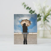 Foto: Girl Holding Umbrella, Reflected Blue Skies Briefkaart (Staand voorkant)