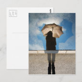 Foto: Girl Holding Umbrella, Reflected Blue Skies Briefkaart (Voorkant / Achterkant)