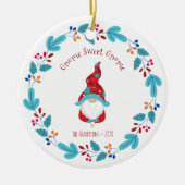 Foto Gnome Sweet Gnome Schattigee Elf Bloemenkrans Keramisch Ornament (Voorkant)