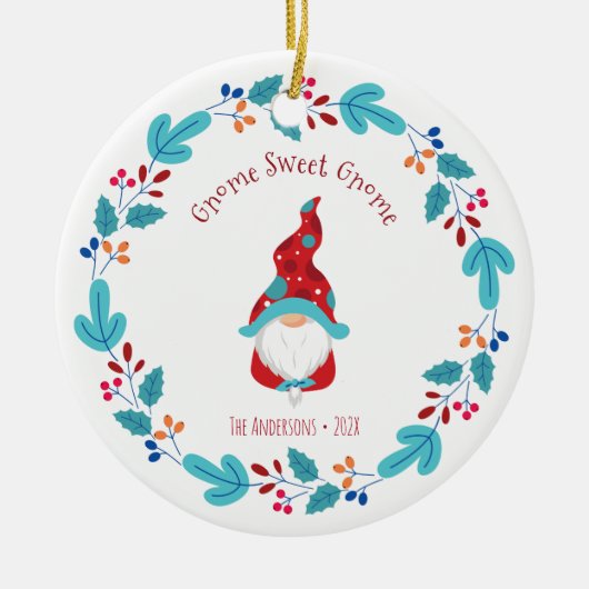 Foto Gnome Sweet Gnome Schattigee Elf Bloemenkrans Keramisch Ornament (Voorkant)